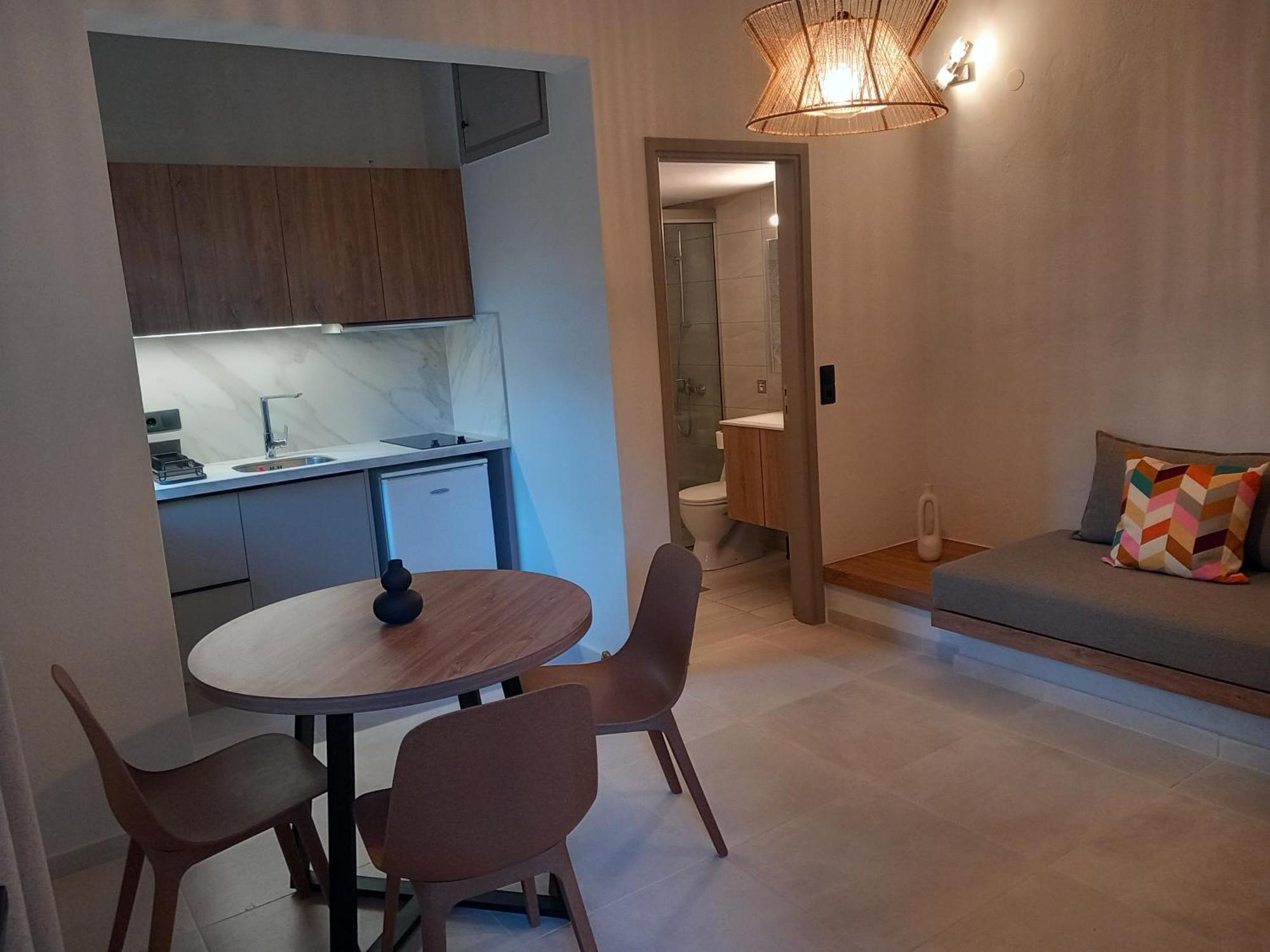 Nancy - Chara Apartments 칼터로스 외부 사진